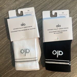 ALO Yoga Unisex Half-Crew Socks - Black & White Duo (2)